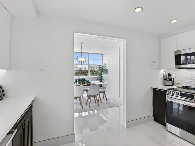 1170 N Federal Hwy #501 — Photo 20