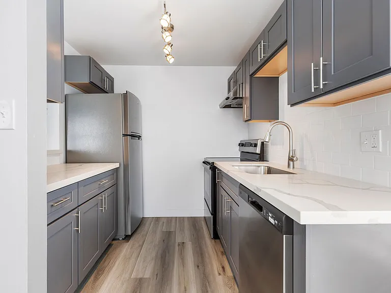 The Hallmark Apartments — Photo 12