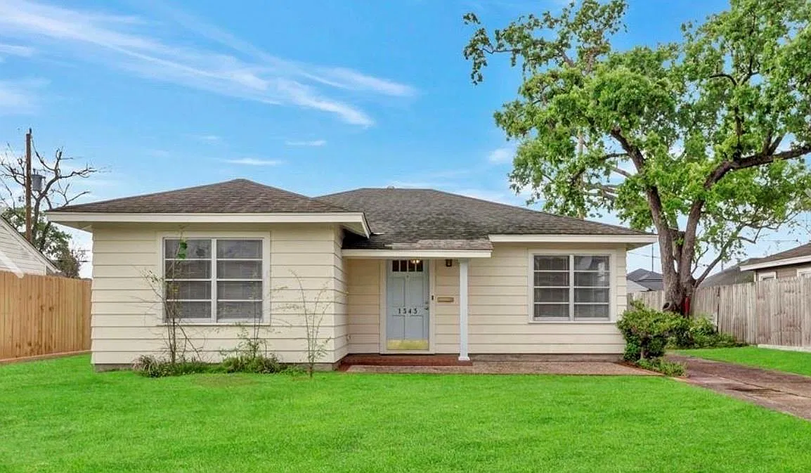 2 bed, 1.0 bath, 1213 sqft, $2,400 — Photo 1