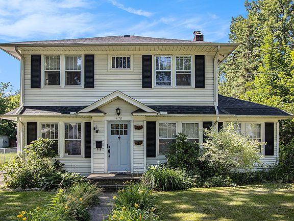 3rd image of 1110 Cambridge Dr