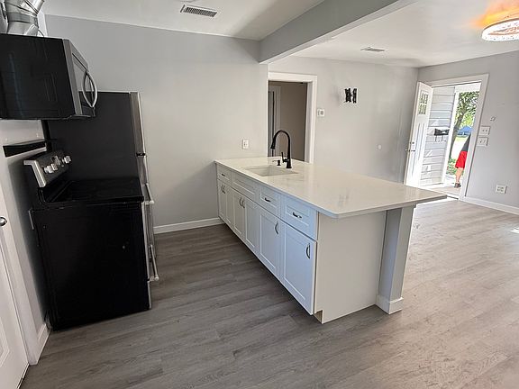 4th image of 819 Scott Dr
