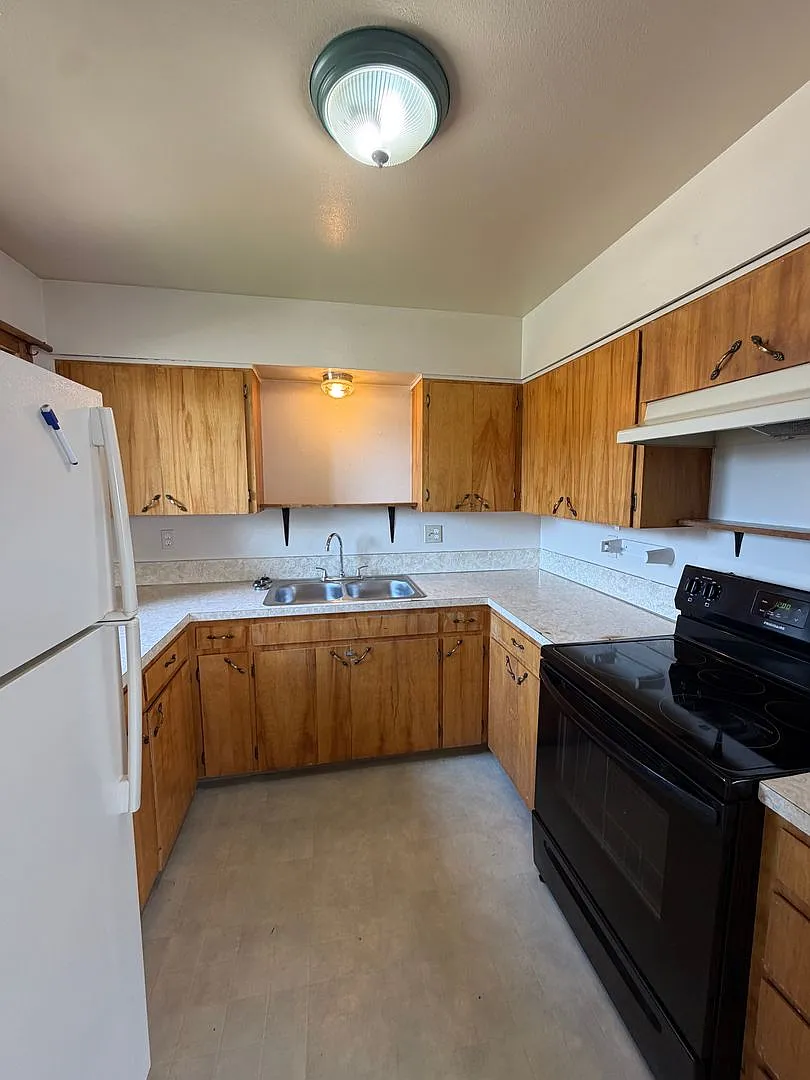 2-Bedroom Home with Garage Near Sky Lakes and OIT — Photo 1