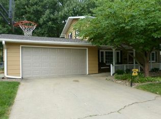 407 Woodlawn Dr, Pella, IA 50219