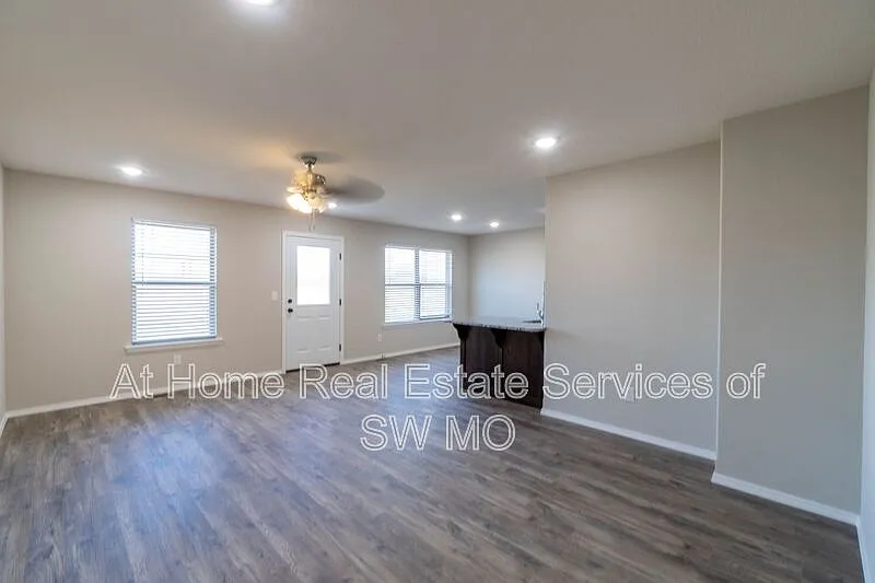 3 bed, 2.0 bath, 1267 sqft, $1,680 — Photo 4
