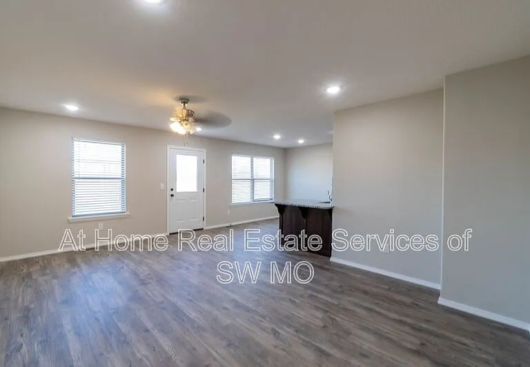 1810 S 15th Ave — Photo 6