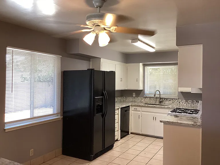 4143 N Warren Ave — Photo 5