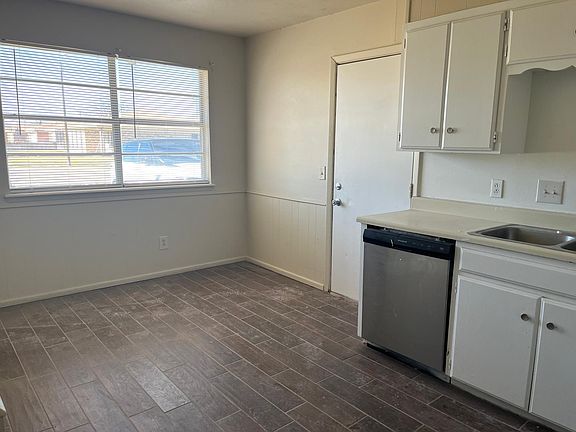 3rd image of 3215 Oak Dale Dr
