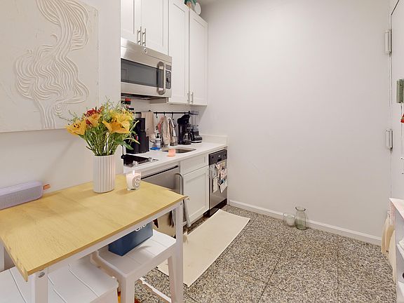 2nd image of 163 Mulberry St APT 11