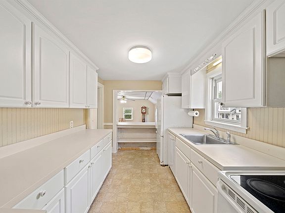 3rd image of 54 Acorn St