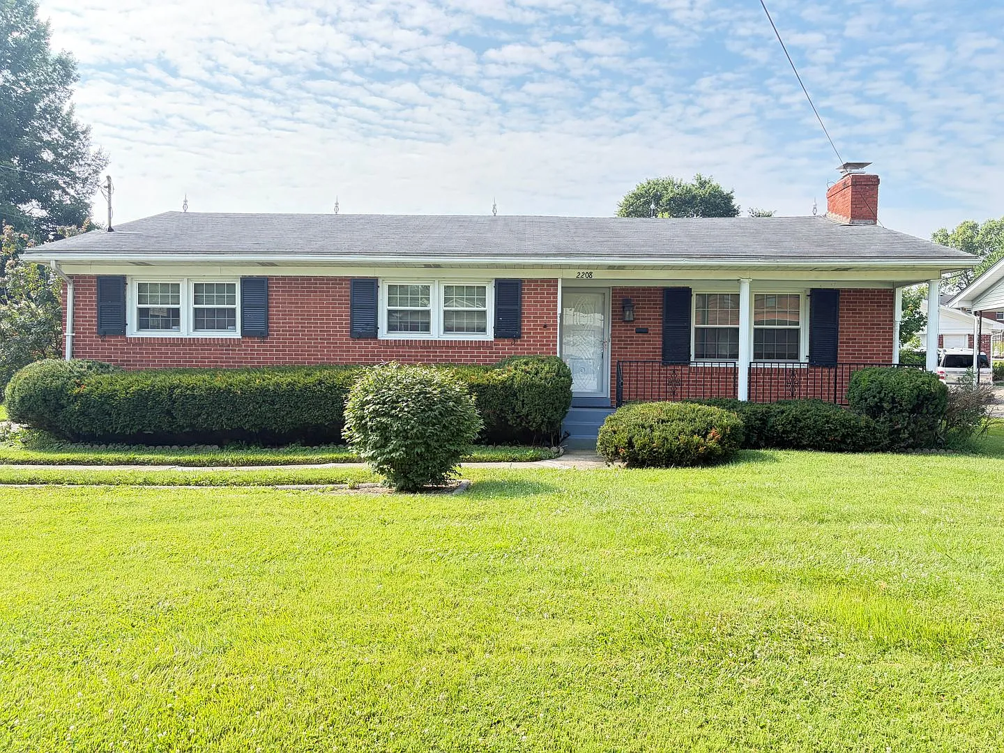 Miraculous 3 Bedroom And 2.5 Bath House!! — Photo 1