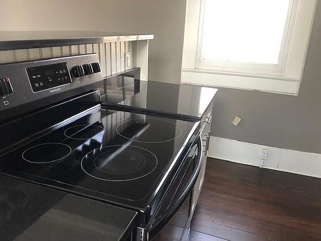 912 Newton St — Photo 6