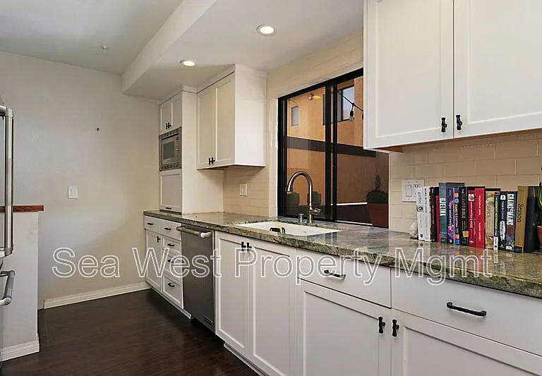 1680 N Coast Highway 101 #3 — Photo 10