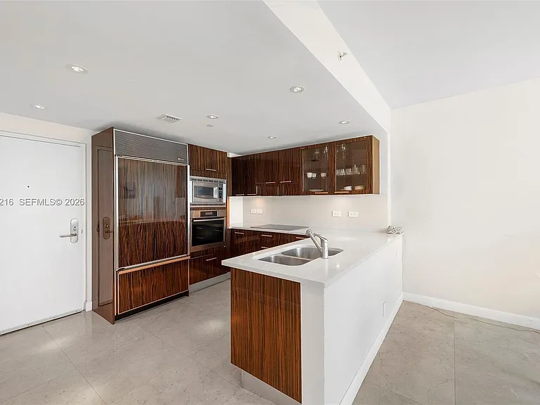 6801 Collins Ave #1215 — Photo 10