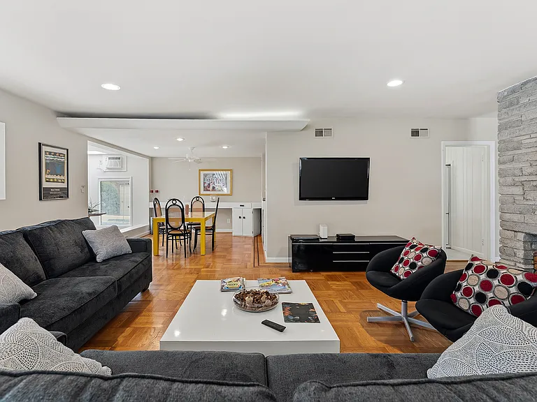 8111 Atlantic Ave — Photo 5