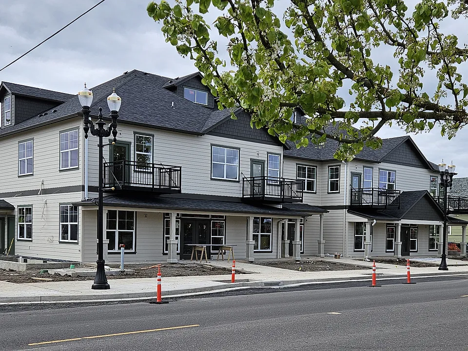 120 E St #206