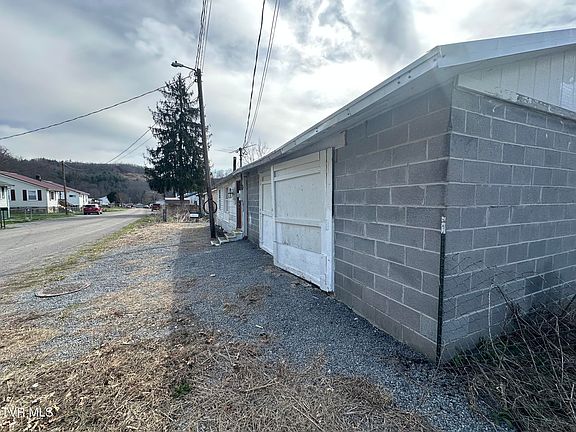 2nd image of 818 Oakdale St