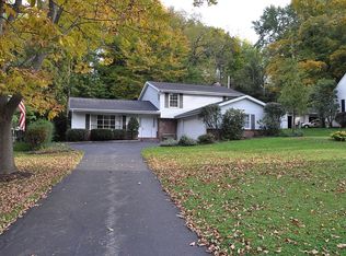 8412 Rockspring Dr, Chagrin Falls, OH 44023