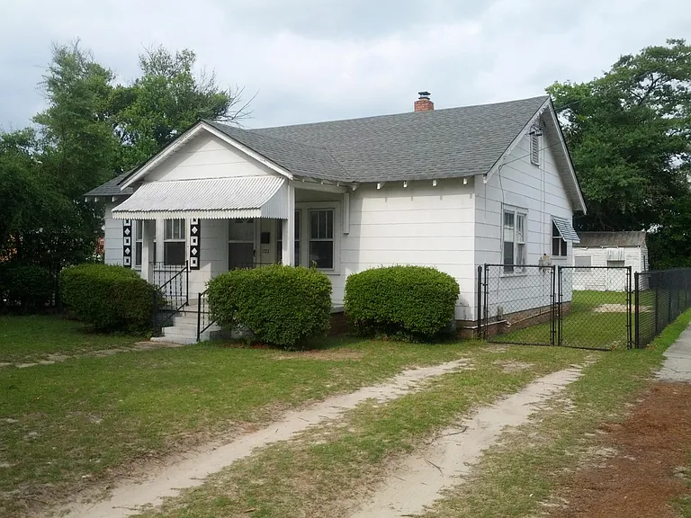 Main house on the street. Studio is in rear of main house. DO NOT DISTURB TENANT in main house!