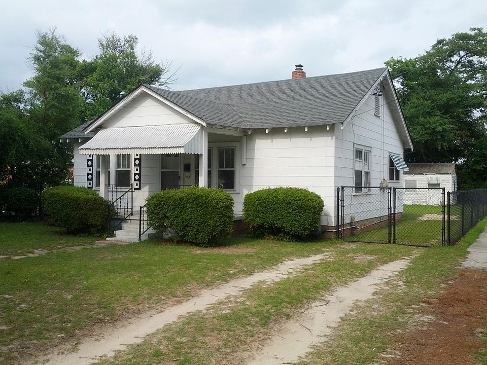Main house on the street. Studio is in rear of main house. DO NOT DISTURB TENANT in main house!