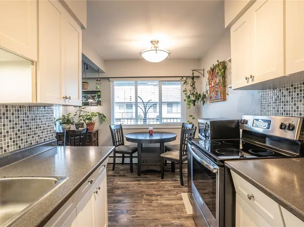 352 Burnside Rd W, Saanich, BC V8Z 1M1