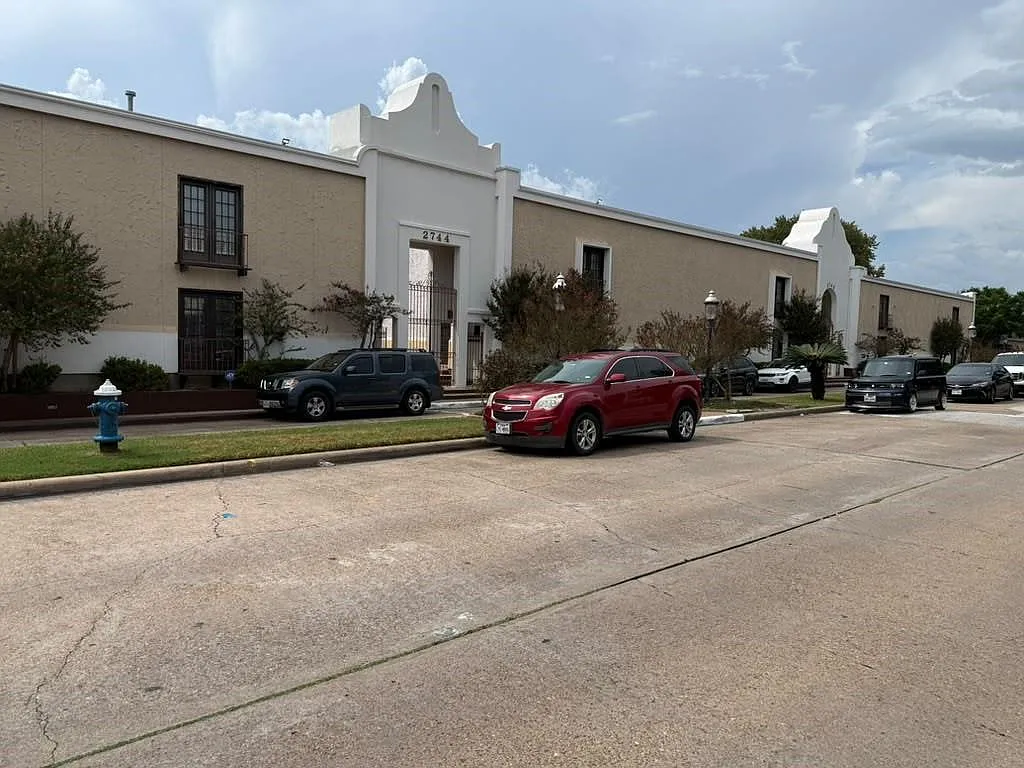 2 bed, 1.5 bath, 920 sqft, $1,595 — Photo 1