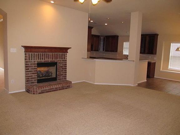 4th image of 1307 Valley Stream Dr