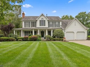 19 Cliffside Dr, Stewartsville, NJ 08886