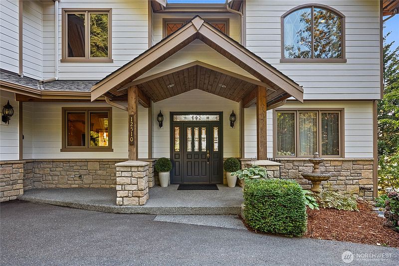 4th image of 12510 Holmes Point Drive NE