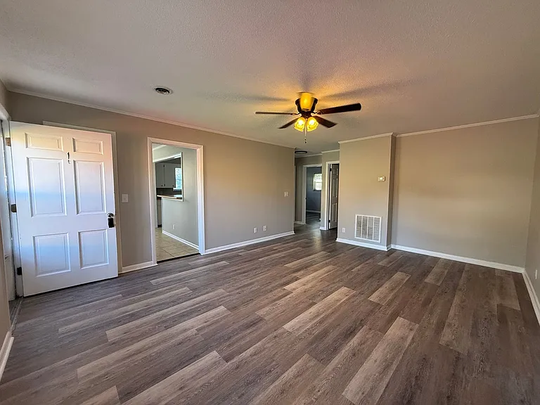 104 Skyview Dr — Photo 3