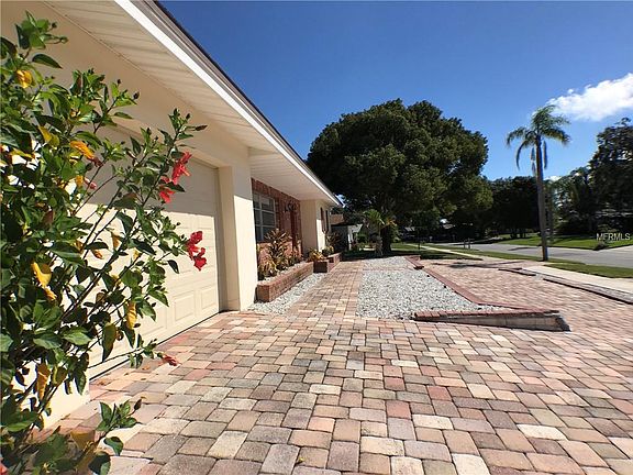 3rd image of 1678 Suffolk Dr