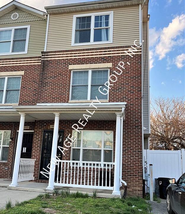 1st image of 3921 Aspen St