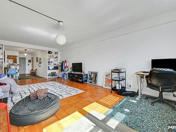 5th image of 208 Anderson St APT S5a