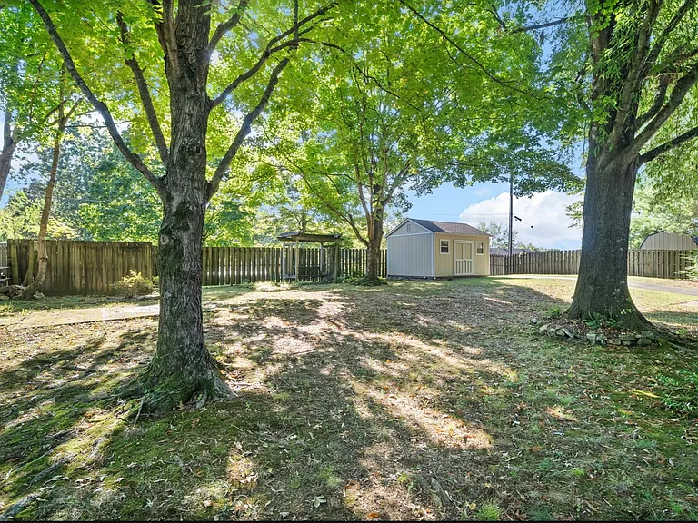 619 Chesterfield Cir — Photo 38