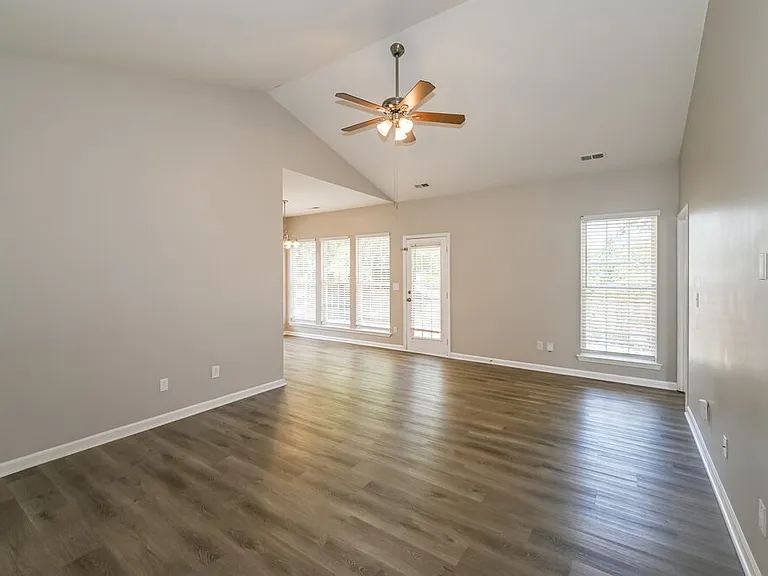 8704 Rozumny Dr — Photo 6