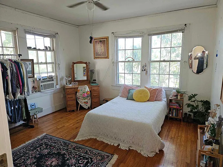 512 E State St — Photo 5