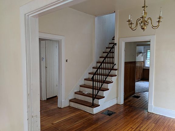4th image of 455 Ashland Ter