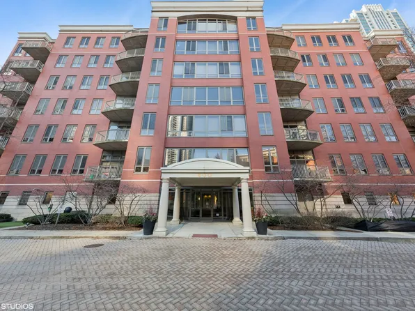 400 N Clinton St APT 403, Chicago, IL 60654