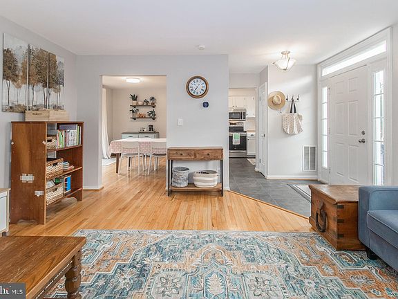 5th image of 822 Grove Ave #12