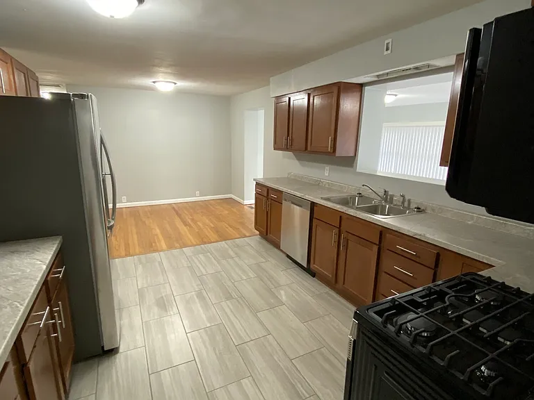 907 E Florida Ave — Photo 11