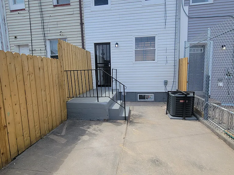 27 N Clinton St — Photo 9