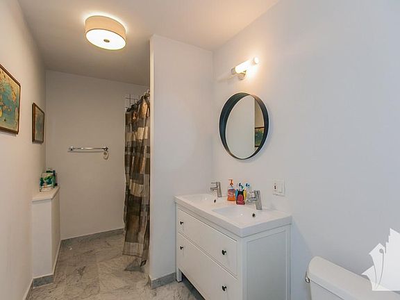 2nd image of 1436 W Erie St #2A5