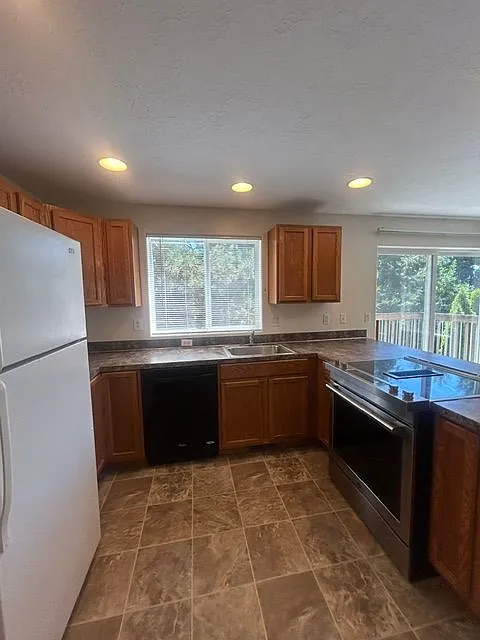 3 bed, 1.5 bath, 1300 sqft, $2,000 — Photo 3