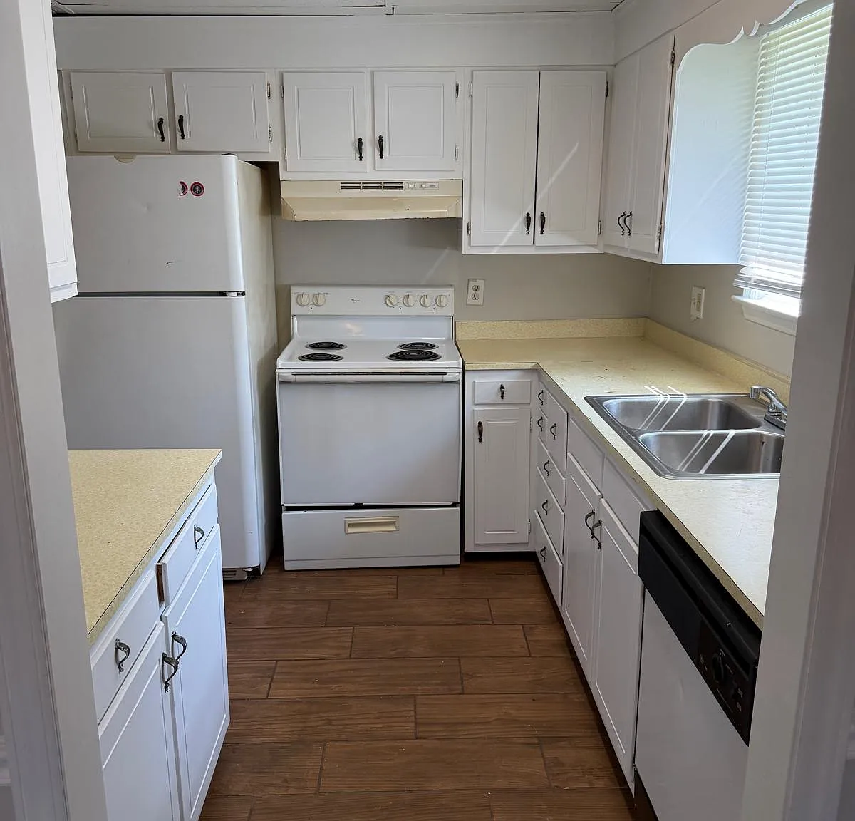 3 bed, 2.5 bath, 1400 sqft, $1,800 — Photo 3