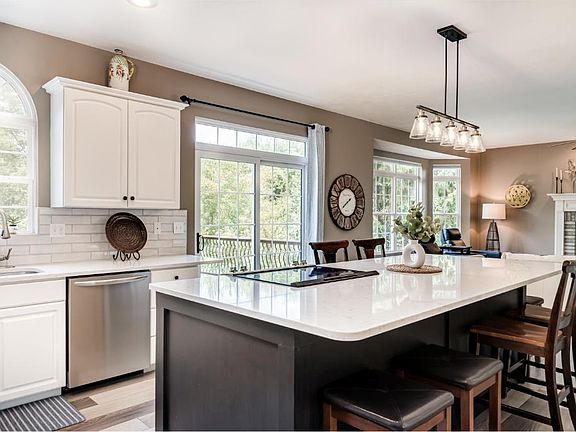 3rd image of 113 Somerset Dr