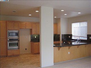 5th image of 402 Wood Glen Dr