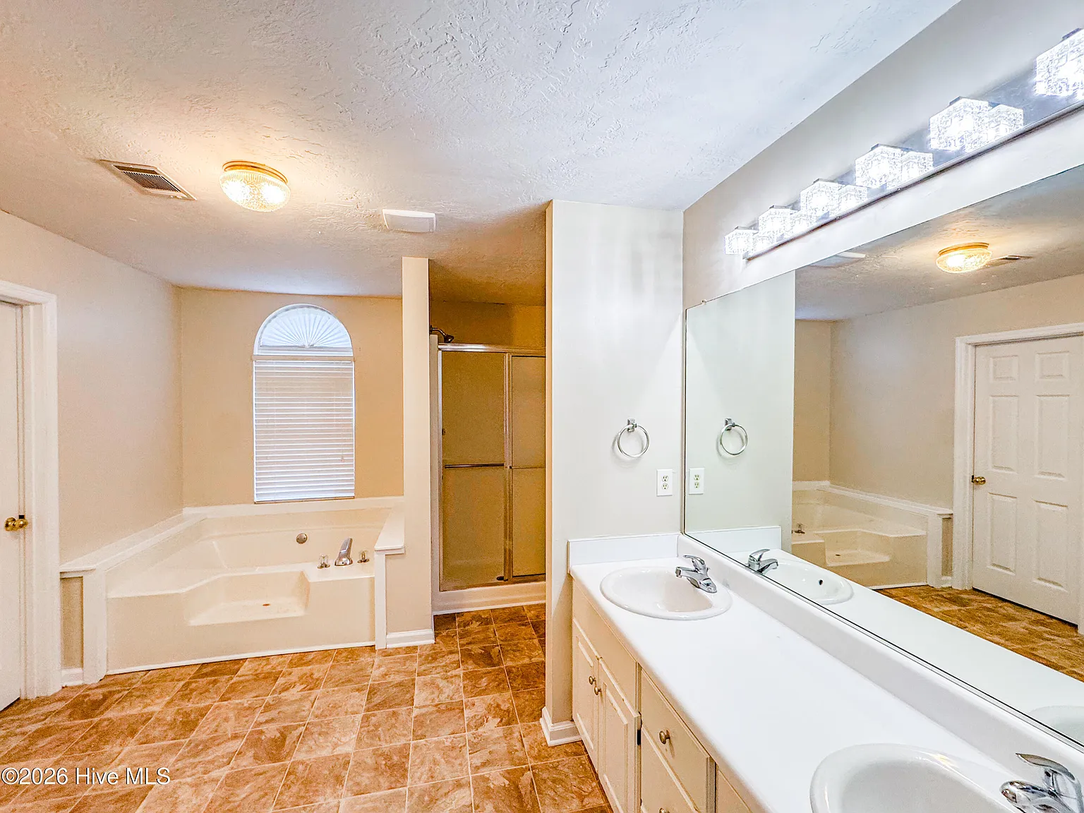 4 bed, 2.0 bath, 2821 sqft, $1,950 — Photo 3
