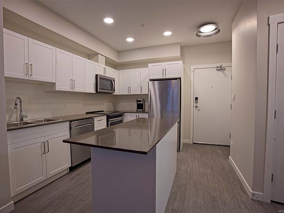 4th image of 868 Orono Ave #204