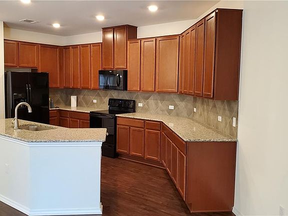 3rd image of 907 Sandhill Branch Dr