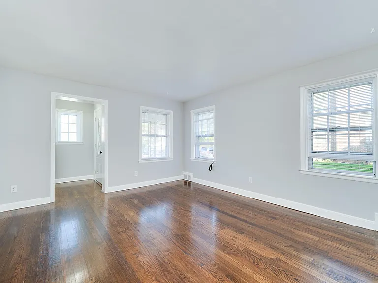 1545 Schuylkill Ave — Photo 3