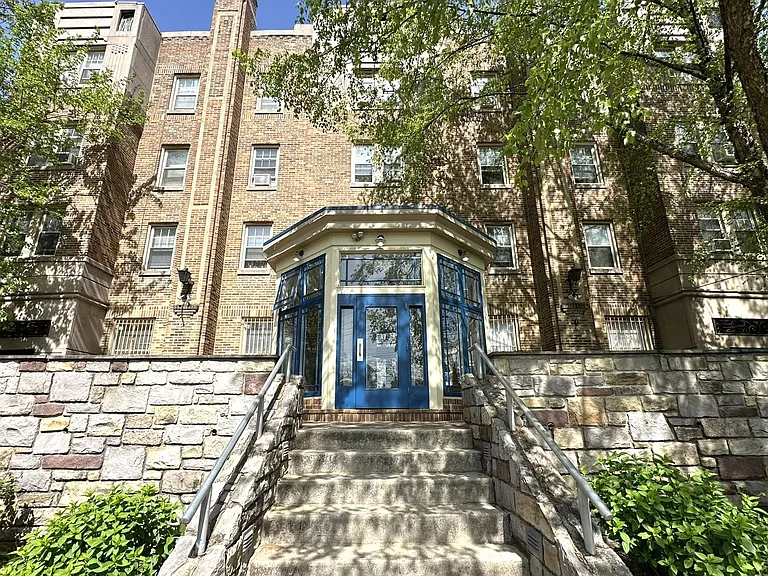 Queen Lane Manor — Photo 1